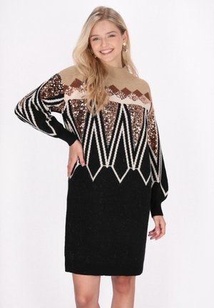 Gebreide jurk met een beige en zwart geometrisch patroon, met bronzen sequinaccenten, lange mouwen en een losse pasvorm.