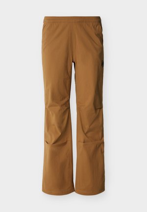 Pantaloni maro pentru drumeții în aer liber, cu talie elastică și genunchi articulați, concepuți pentru flexibilitate și confort.