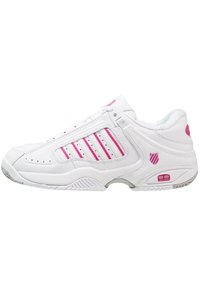 Vitaid sportskor i vitt med rosa ränder och logotyper, med perforerade detaljer och texturerad sula, visade från utsidan.