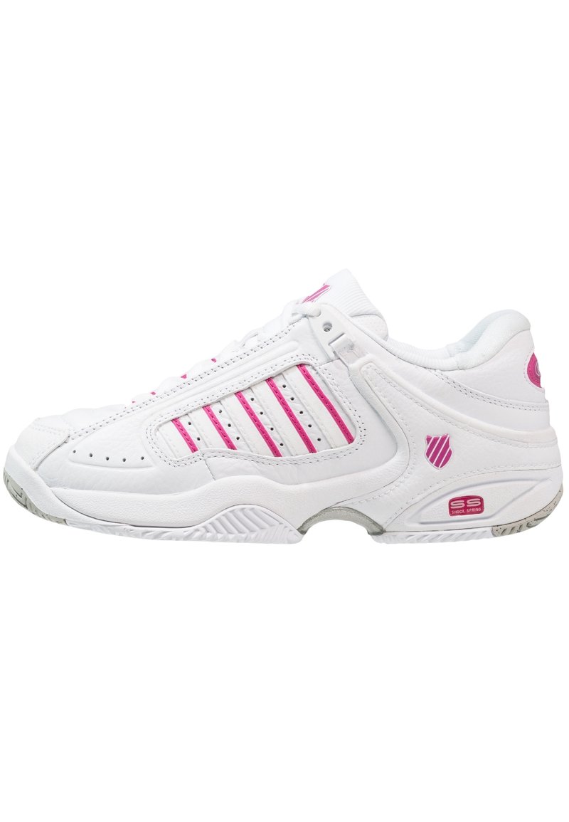 Vitaid sportskor i vitt med rosa ränder och logotyper, med perforerade detaljer och texturerad sula, visade från utsidan.