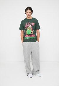 Jack & Jones JORHOLIDAY CARTOON TEE CREW NECK - Tričko s potlačou - sycamore