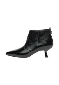 Bottes chevilles en cuir verni noir avec bout pointu, fermeture éclair latérale et design unique de talon carré. Texture lisse et brillante sans motifs.
