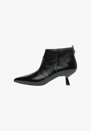 Bottes chevilles en cuir verni noir avec bout pointu, fermeture éclair latérale et design unique de talon carré. Texture lisse et brillante sans motifs.