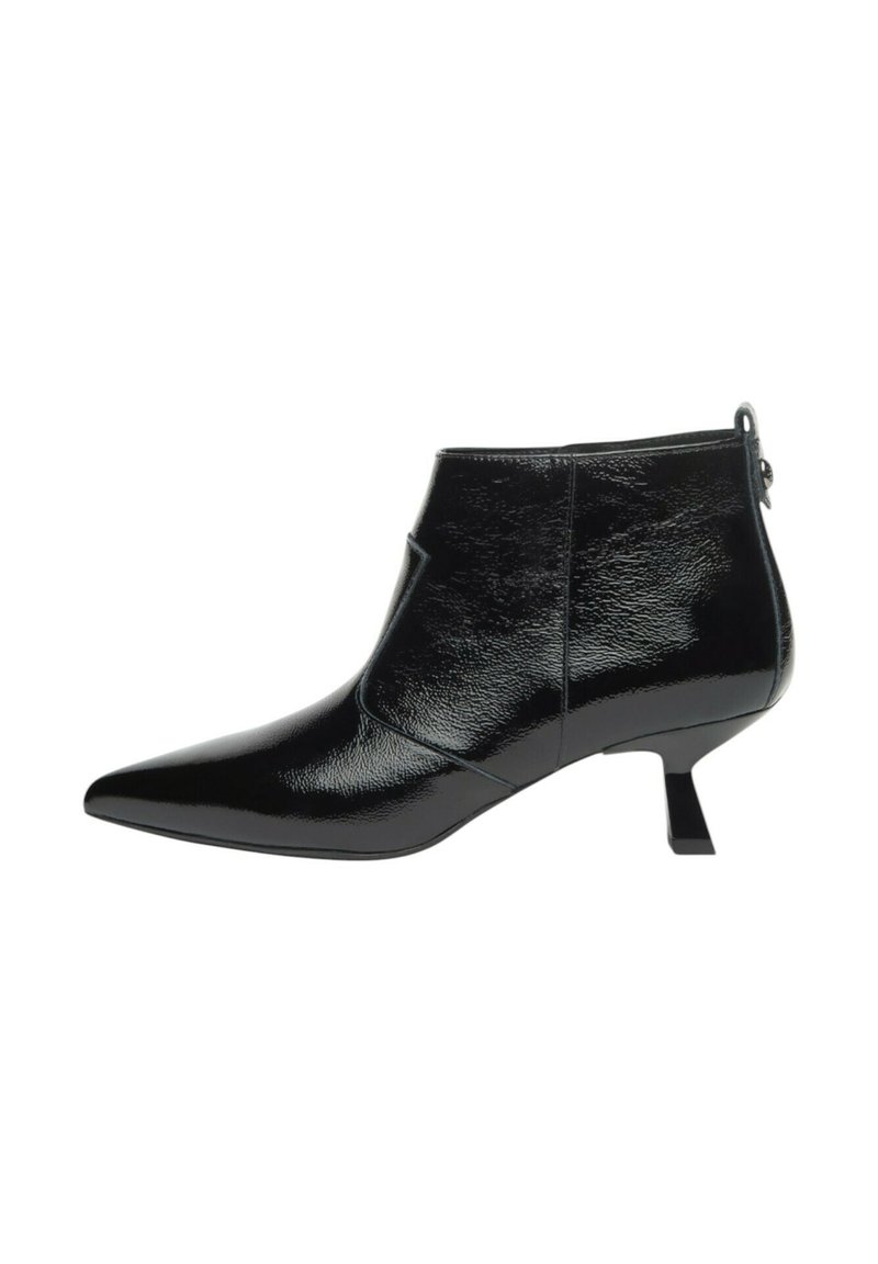 Bottes chevilles en cuir verni noir avec bout pointu, fermeture éclair latérale et design unique de talon carré. Texture lisse et brillante sans motifs.