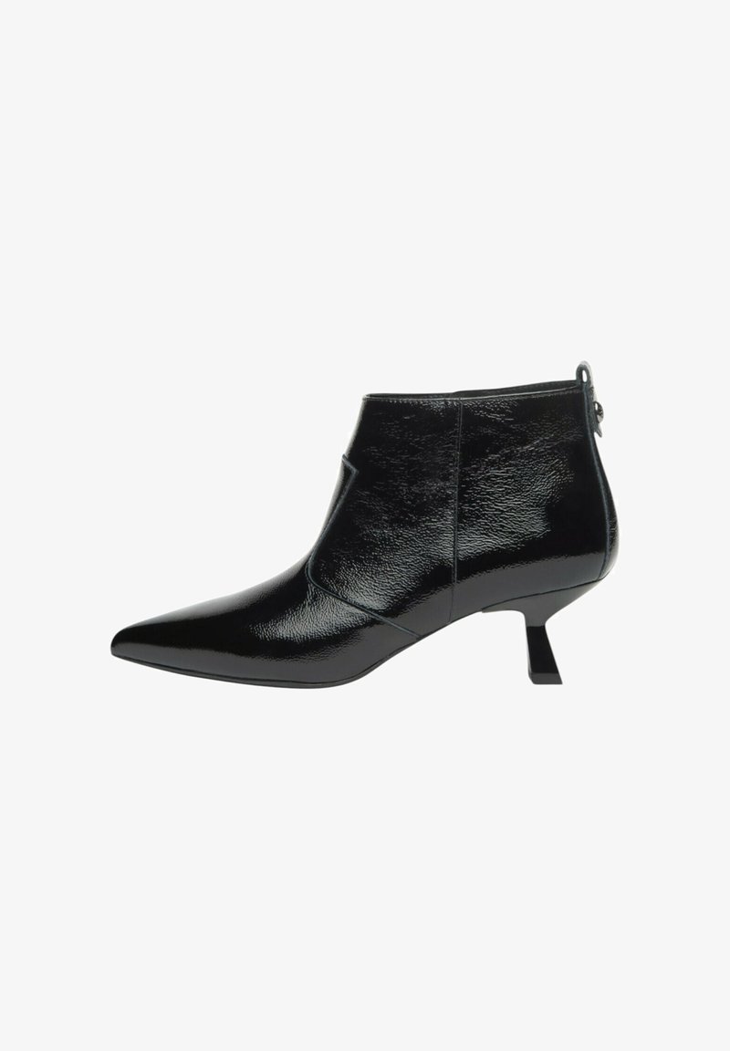 Bottes chevilles en cuir verni noir avec bout pointu, fermeture éclair latérale et design unique de talon carré. Texture lisse et brillante sans motifs.