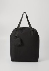 Melna mugursoma no izturīga auduma, aprīkota ar lielu galveno nodalījumu, īsiem rokturiem un pievienotu nelielu somiņu ar logo.