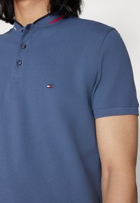 Tommy Hilfiger MAO TIPPED SLIM  - Pólóing - faded indigo