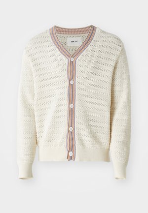 Cardigan en tricot couleur crème avec un motif texturé, doté d'un col en V, de bordures rayées multicolores et de cinq fermetures à bouton.