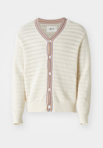 Cremefarbener, gestrickter Cardigan mit strukturiertem Muster, V-Ausschnitt, mehrfarbigem Streifenbesatz und fünf Knopfverschlüssen.