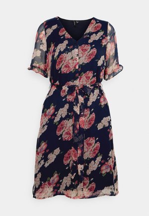 Vestido floral envolvente em chiffon azul-marinho com rosas rosa e brancas, mangas curtas, decote em V, fecho de botões na frente, cinto na cintura e bordas de mangas em babados.