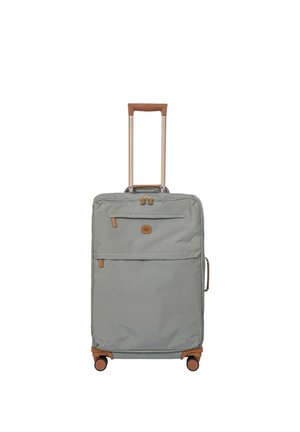 Grauer Softshell-Koffer mit braunen Akzenten, Teleskopgriff, vorderen Reißverschlusstaschen und vier Drehrollen.