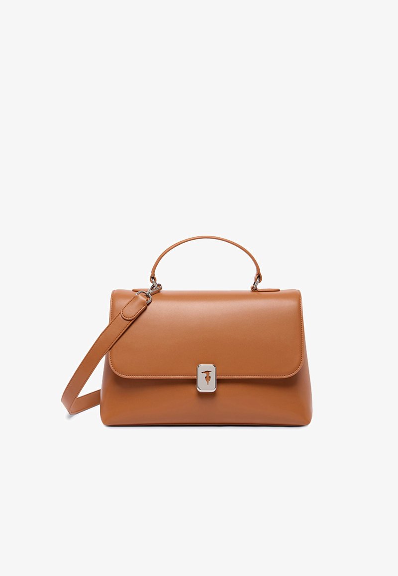 Kožená taška v tan barvě se strukturovaným designem, vrchním uchopovačem a odnímatelným ramenním popruhem. Na přední straně je stříbrné zapínání. Hladký povrch.