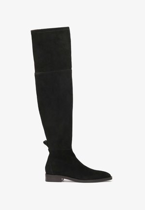 Črne nubuk nadkolenske škornje z ravnim podplatom, gladko teksturo in minimalnim šivom, z zaobljenim vrhom in zanke za poteg na zadnjem delu.