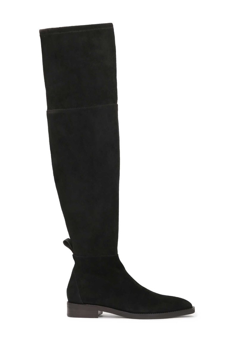 Botas negras de ante por encima de la rodilla con un tacón plano, textura suave y detalles mínimos de costura, con puntera redonda y tira en la parte trasera.