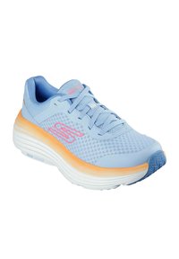 Lichtblauwe sportschoen met een bovenwerk van mesh, roze accenten, dikke witte en oranje zool, ronde neus en een textuurrubber loopzool.