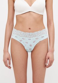 Chiloti din bumbac cu imprimeu floral light blue, având o talie din dantelă albă. Modelul include flori mici, adăugând un detaliu delicat designului.