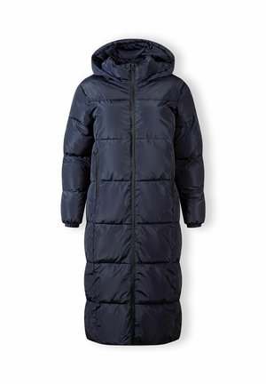 Ilga tamsiai mėlyna pūkinė striukė su gobtuvu, su užtrauktuku priekyje, su siuvinėta konstrukcija ir elastinėmis rankovėmis. Lygus, blizgus audinys su laisvu siluetu.