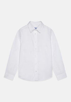 Biała koszula na długi rękaw z guzikami, z ostrokątnym kołnierzykiem i mankietami, pokazana na płasko na jasnym tle.