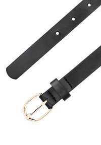 Zwarte leren riem met een gestructureerde afwerking, voorzien van een gouden metalen gesp en vijf verstelgaten langs de band.