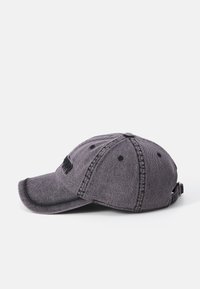 Căciulă de baseball din denim gri închis. Vizieră curbată cu cusături pe margine, curea ajustabilă la spate și logo brodat pe față.