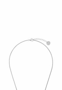 Collana in argento con un delicato design a maglia testurizzata. Caratterizzata da un moschettone e una catena di estensione regolabile con un piccolo tag circolare.