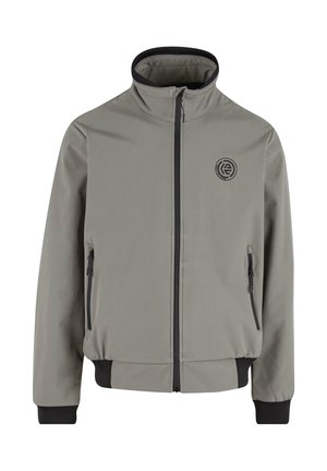 Giacca grigia chiara con colletto alto, due tasche laterali con zip, accenti neri e un logo rotondo sul lato sinistro del petto. Tessuto di morbida consistenza.