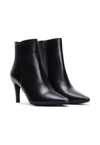 Bottes noires en cuir à hauteur de cheville avec un bout pointu, un talon haut fin et une fermeture à glissière sur le côté. Texture lisse avec un design épuré et minimaliste.