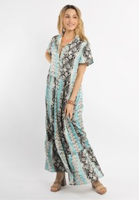 Rochie maxi cu un imprimeu în carapace de șarpe, având nuanțe de albastru și negru, mâneci scurte, deschidere cu nasturi pe față și un tiv în straturi.