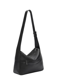 Borsa a spalla in pelle nera con design curvato, tracolla regolabile e tasca con zip. Texture liscia dallo stile moderno e minimalista.