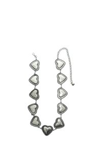 Srebrna necklace z dziesięcioma metalowymi charms w kształcie serca, połączonymi koralikowym brzegiem, zakończona krótkim łańcuszkiem i zapięciem.