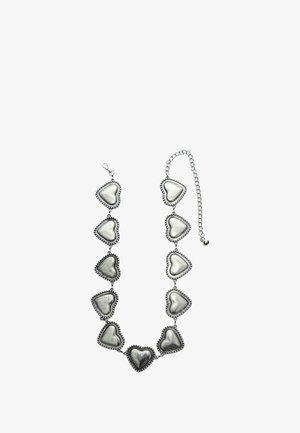 Necklace srebrne boje s deset srcolikih metalnih privjesaka, povezanim ukrašenom rubom, dovršen kratkom lancem i kopčom.