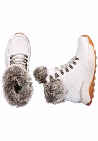 Weiße Winterstiefel mit einem plüschigen grauen Kunstfellkragen, stabilen Schnürsenkeln, silbernen Ösen und einer braunen Gummisohle. Runde Zehenform.