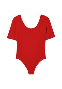 Body corto rosso a maniche corte con scollatura tonda e chiusura a scatto nella parte inferiore, presentato su uno sfondo bianco.