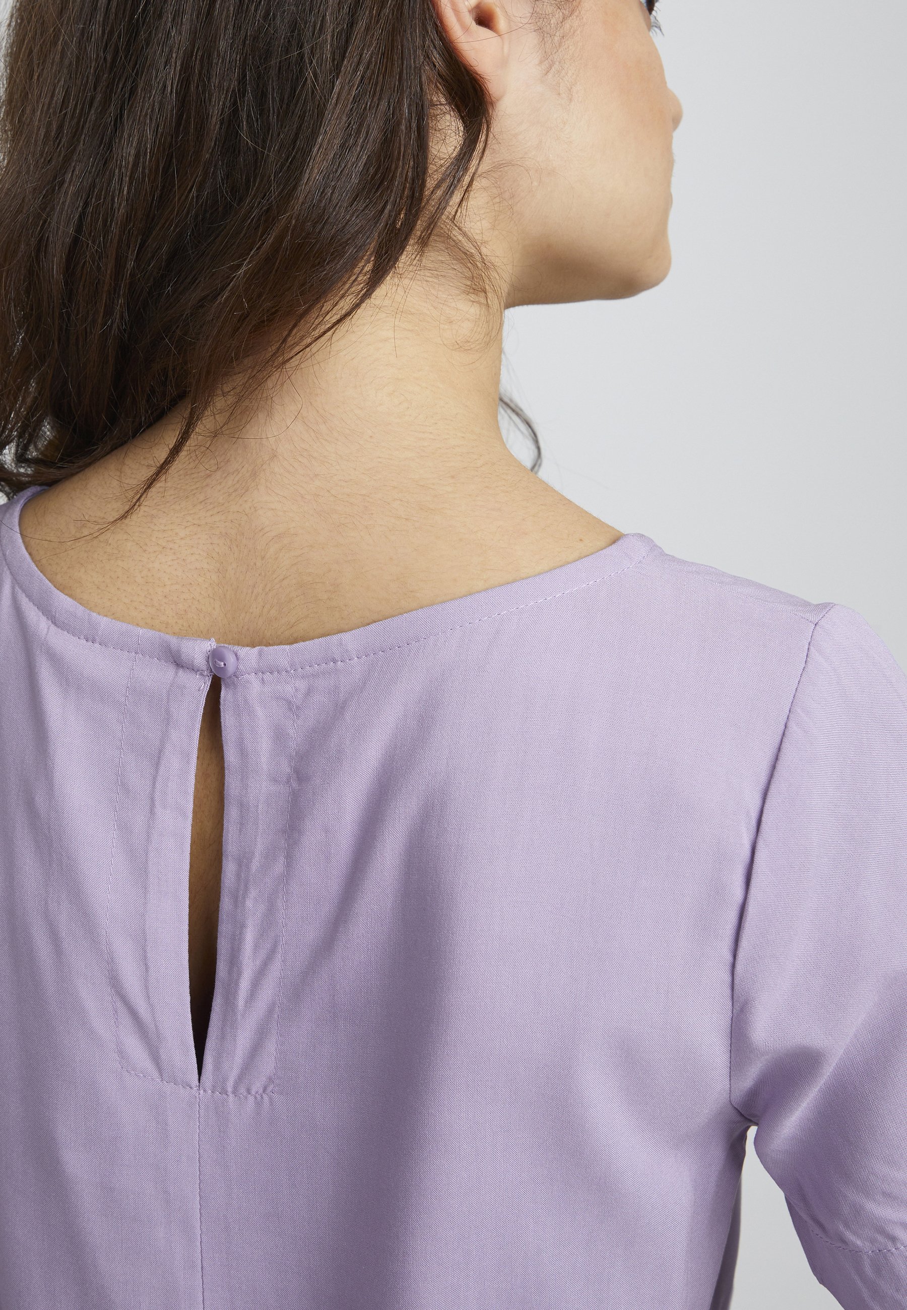 売れ筋商品|||イチ シャツ レディース トップス IHMAIN - Blouse - heirloom lilac IHMAIN Heirloom Lilac Blouse with Low-Cut V-Neck Design