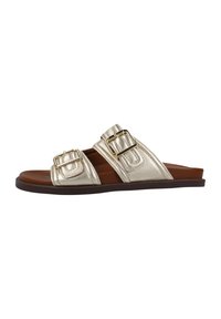 Sandalia de deslizamiento metálica dorada con dos correas ajustables que cuentan con hebillas doradas, plantilla marrón y suela de goma marrón. Diseño plano, punta abierta.