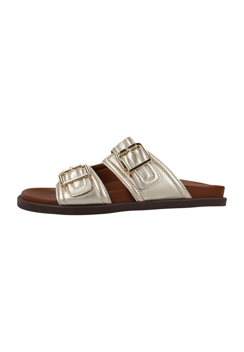 Sandalia de deslizamiento metálica dorada con dos correas ajustables que cuentan con hebillas doradas, plantilla marrón y suela de goma marrón. Diseño plano, punta abierta.