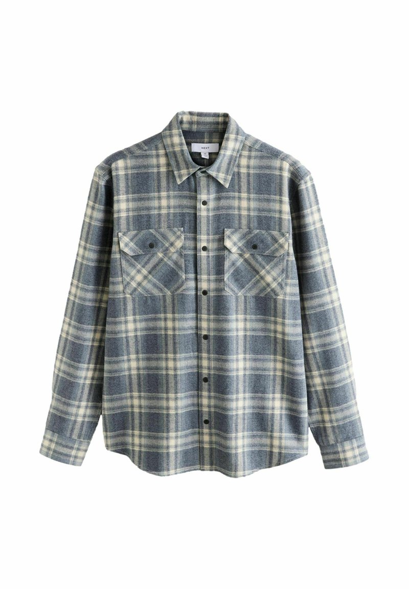 Camisa de franela a cuadros azul y gris con mangas largas, cierre de botones en la parte frontal, dos bolsillos en el pecho y un acabado de textura suave.