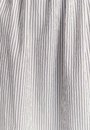 Textiel met een witte basis en dunne, verticale lila strepen. De stof heeft een gerimpelde textuur, waardoor de visuele diepte wordt vergroot.