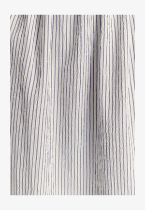 Tekstiil, millel on valge alus ja õhukesed vertikaalsed lavendlililled. Kangas on kortsuline, mis toob esile selle visuaalse sügavuse.