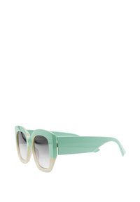 Occhiali da sole quadrati spessi con una montatura bicolore verde e beige e lenti scure sfumate, mostrati da un angolo laterale.