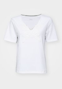 Witte t-shirt met korte mouwen en een v-hals, voorzien van een textuur motief van een vlinder, geborduurd in crèmekleurig garen op de voorkant.
