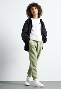 Nike Sportswear CLUB UNISEX - Calças de fato de treino - oil green/white