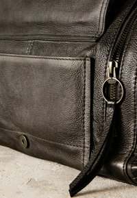 Next REGULAR FIT - Rankinė - black