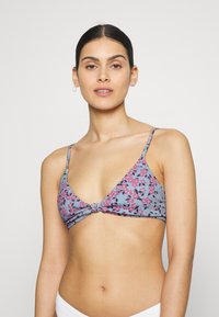 Top de biquíni floral com uma base azul clara, copas triangulares, alças ajustáveis e um detalhe torcido na parte da frente. Tecido suave com um acabamento texturizado.