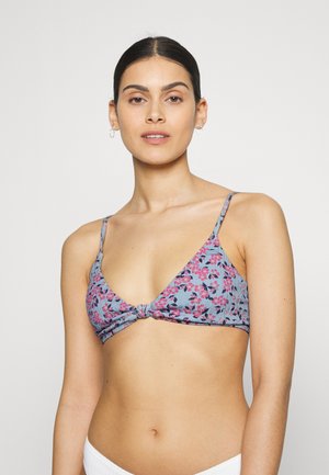 Top de biquíni floral com uma base azul clara, copas triangulares, alças ajustáveis e um detalhe torcido na parte da frente. Tecido suave com um acabamento texturizado.