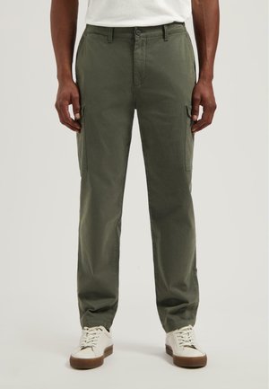 Olijfgroene cargobroek van katoen, met zijzakken, een normale pasvorm en een knoopsluiting. Gecombineerd met witte sneakers.