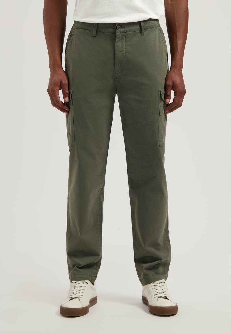 Olijfgroene cargobroek van katoen, met zijzakken, een normale pasvorm en een knoopsluiting. Gecombineerd met witte sneakers.