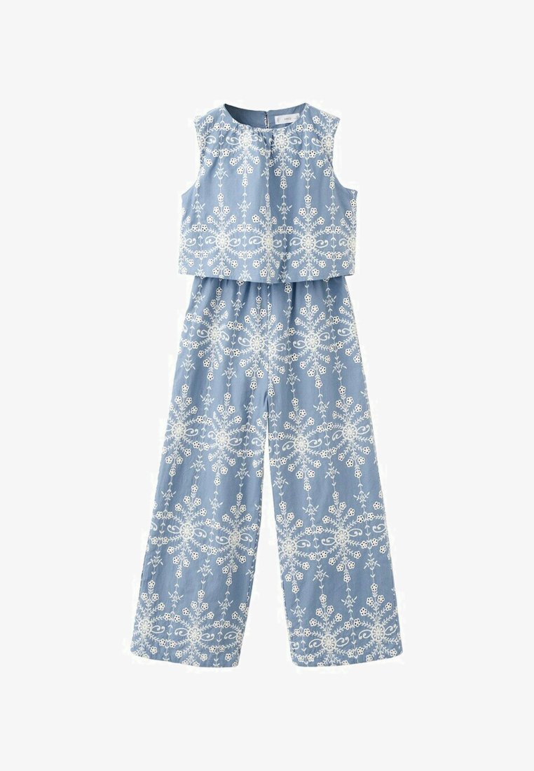 Ærmeløs lyseblå jumpsuit med vide ben, der har hvidt indviklet blomsterbroderi og lynlås lukning bagpå.