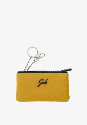 Portamonete in pelle gialla testurizzata con cerniera nera e portachiavi e moschettone argento attaccati, con logo nero "Gabs".