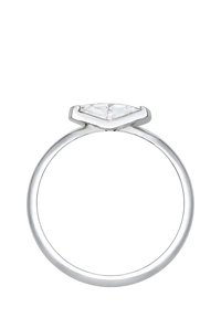 Sølvring med en trekantet klar sten sat i en minimalistisk prongsætning, med en glat, tynd ring og poleret finish.
